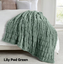 Load image into Gallery viewer, Luxurious Faux Fur Throw