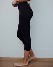 Load image into Gallery viewer, Black Babysuede Capri Leggings

