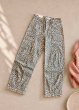 Load image into Gallery viewer, Lovervet Gray Leopard Barrel Jeans
